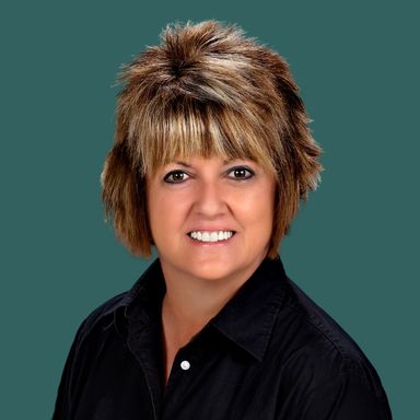 Professional photo of OakStar Bank Buffalo Retail Manager, Linda Caselman.