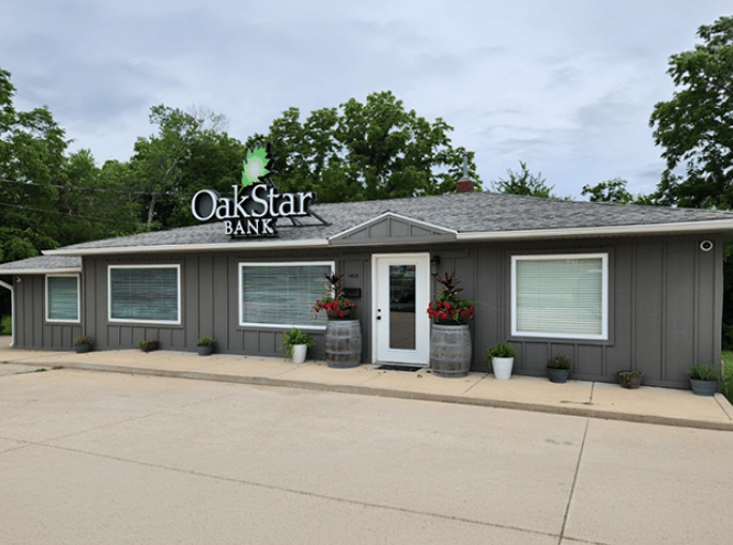 OakStar Bank's Mountain Grove branch at 1405 N Main Street, seen from the parking lot.